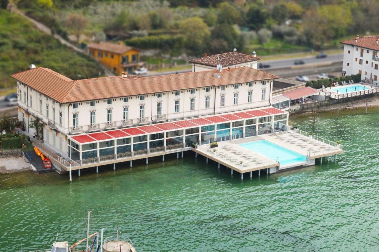Araba Fenice Hotel Изео Екстериор снимка